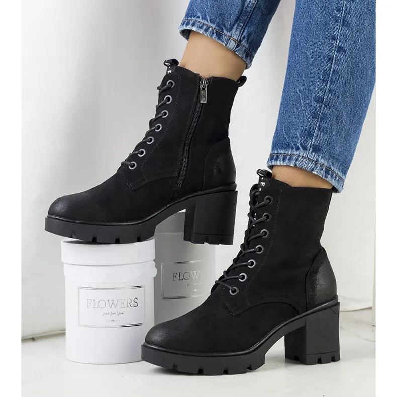 PA1 Bottines à talons en daim noir de Chichig le noir